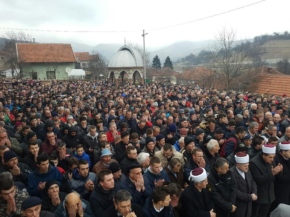 Klanjana dženaza stradalim mladićima: Neizmjerna tuga, suze i uzdasi na mezarju (FOTO + VIDEO)