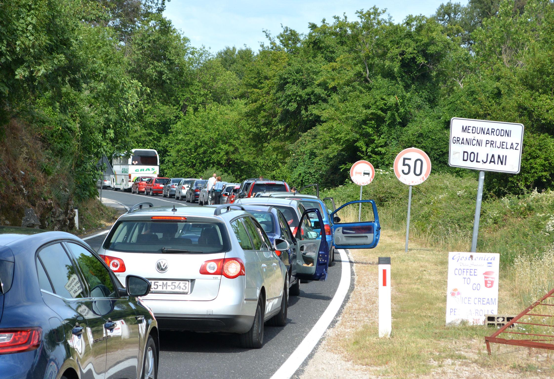 Već u 9 sati ujutro u Doljanima velika kolona vozila - Avaz