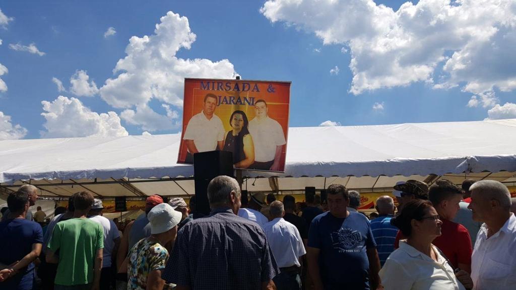 Pogledajte najveće narodno druženje na Balkanu: Pjesme pod šatorom, kolo na otvorenom, ringišpil (FOTO/VIDEO)