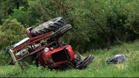 Vraćao se sa njive, pa mu se prevrnuo traktor i poginuo