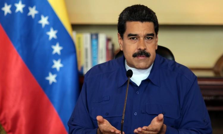 Maduro traži pomoć od pape Franje protiv "vojne prijetnje" SAD