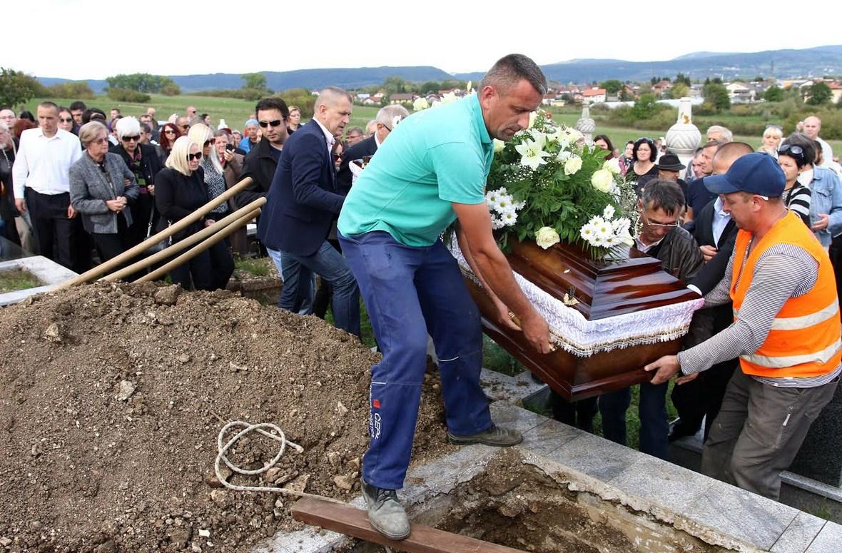 Posljednji ispraćaj Donne Ares: Ukopana pored oca Osmana, pamtit ćemo je po osmijehu, vedrini, snazi i nevjerovatnom talentu