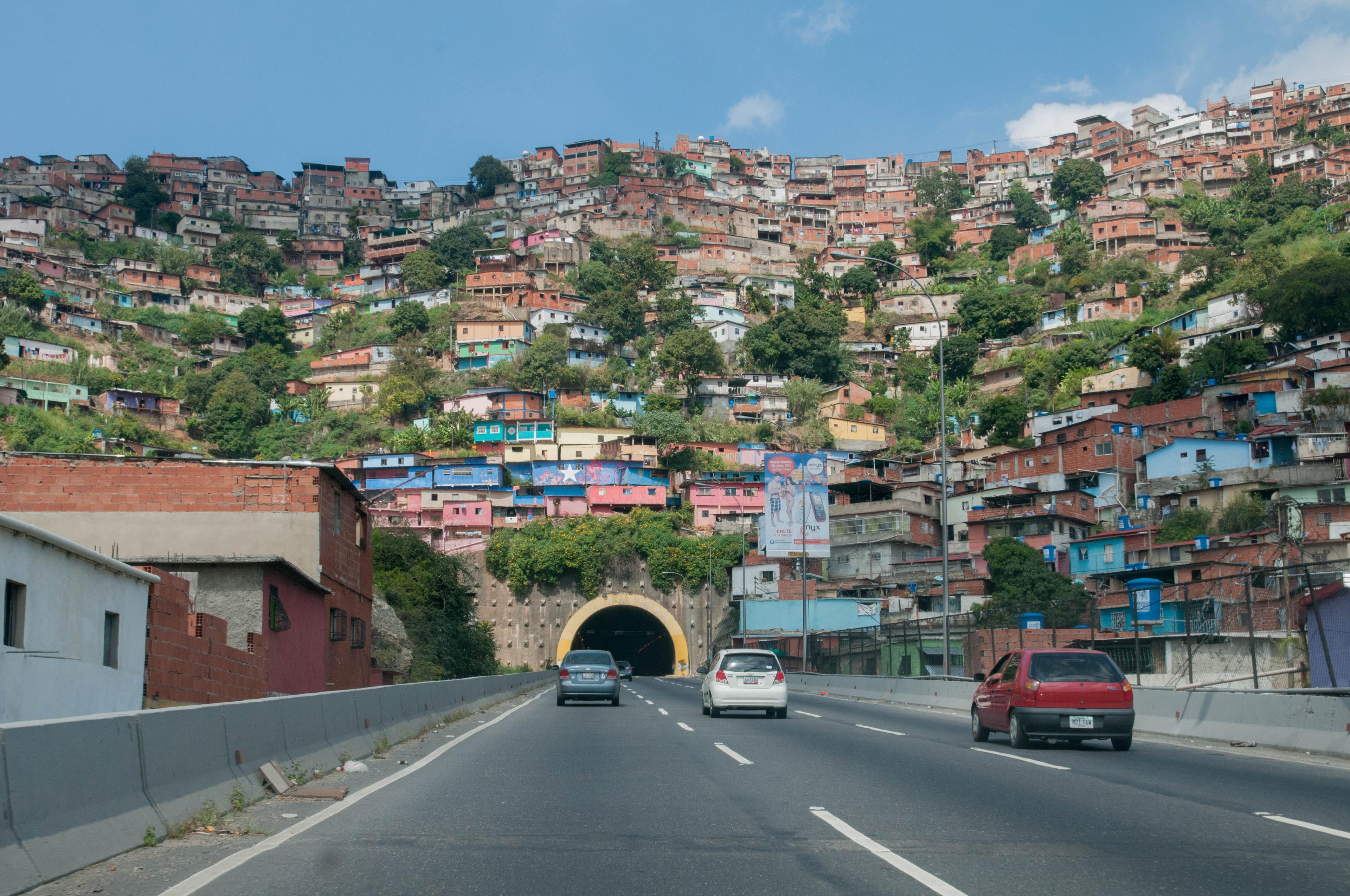 EU uvodi embargo na oružje Venecueli