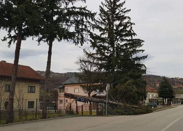 Olujni vjetar u Zavidovićima oštetio brojne stambene i poslovne objekte