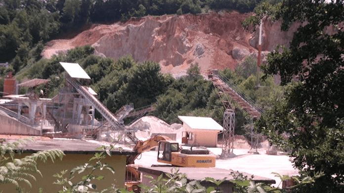 Mještani kladuških naselja ogorčeni na Upravu „Agrokomerca“: Obolijevamo i umiremo zbog staklene vune