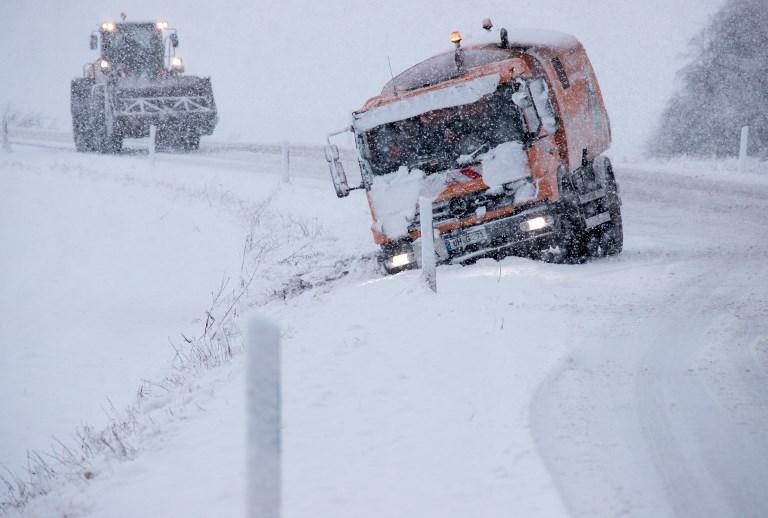 Oluja divlja Evropom: Najmanje četvero mrtvih, vjetar od 160 km/ nosi i ljude, majka s bebom u kolicima za dlaku izbjegla smrt u nevremenu