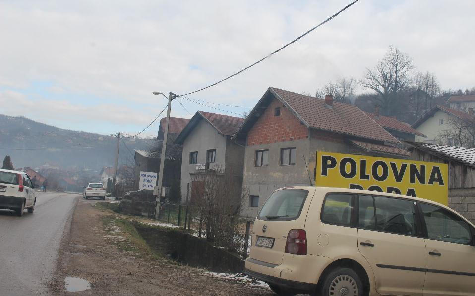 U Poljicama kod Doboja u samo 200 metara osam "second handova": Polovnu odjeću i obuću kupuju i profesori, umjetnici, inžinjeri...