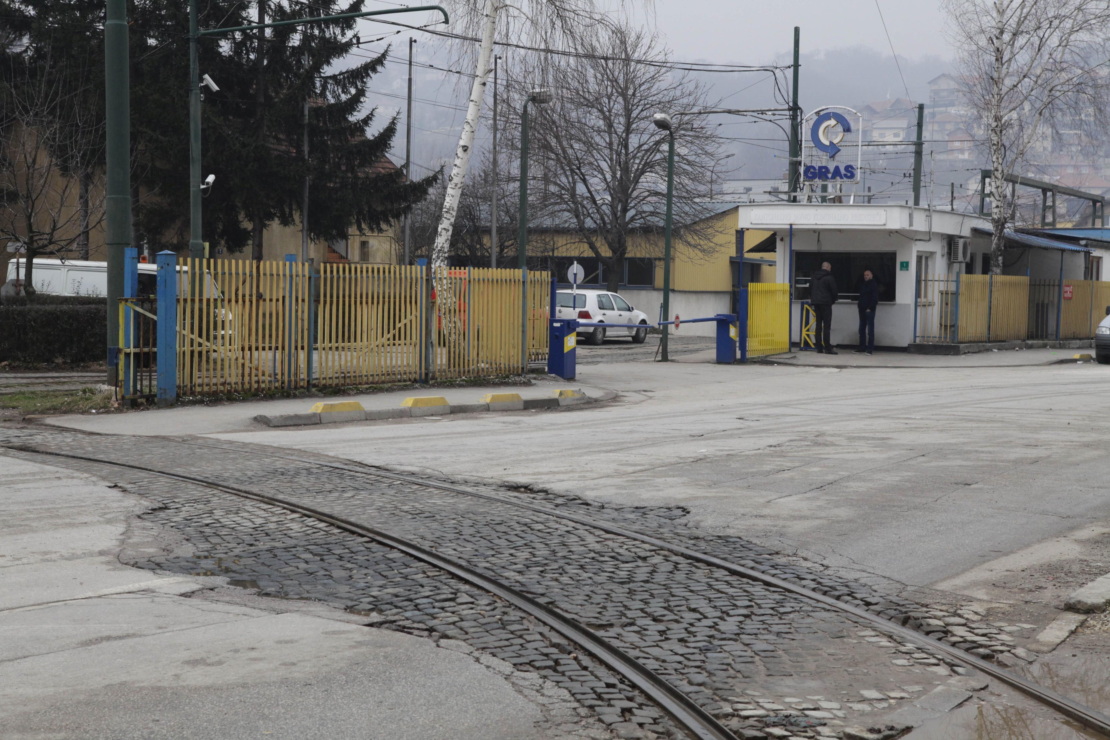 GRAS: Radnicima plaće smanjili za osam, a direktoru povećali za 30 posto