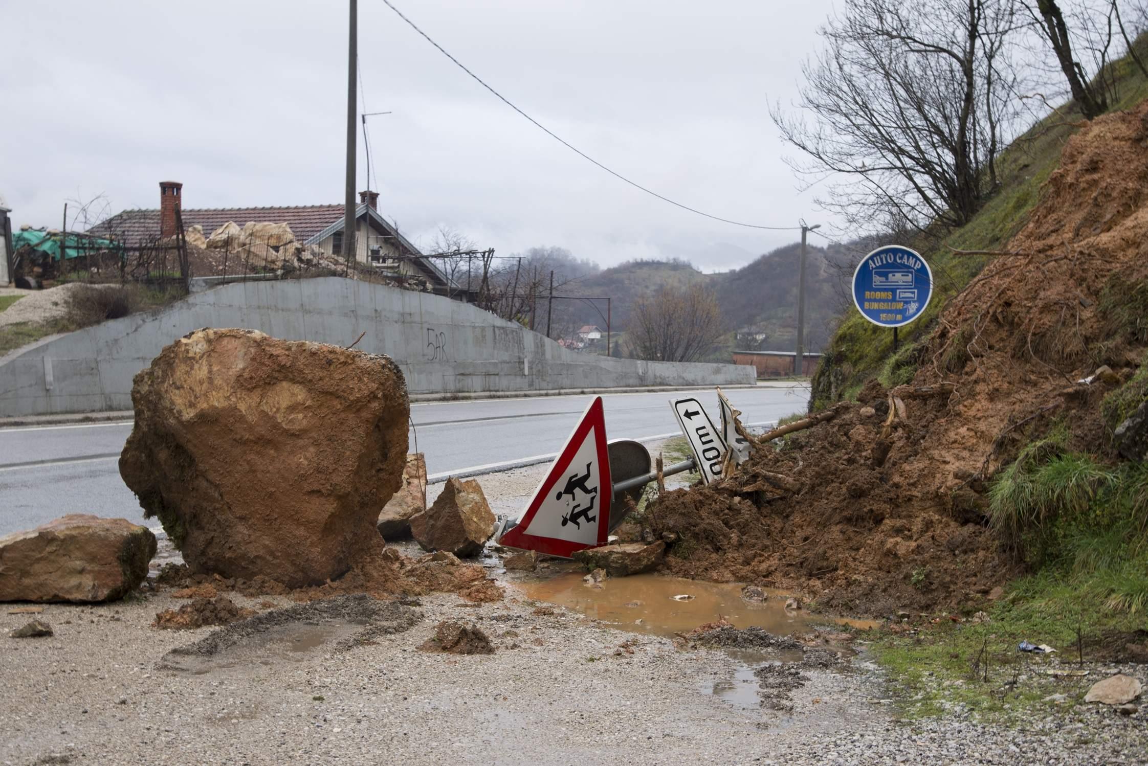 Odron kamenja na putnom pravcu Sarajevo- Mostar u mjestu Ostrožac