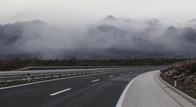 Magla smanjuje vidljivost, u planinskim predjelima moguća poledica