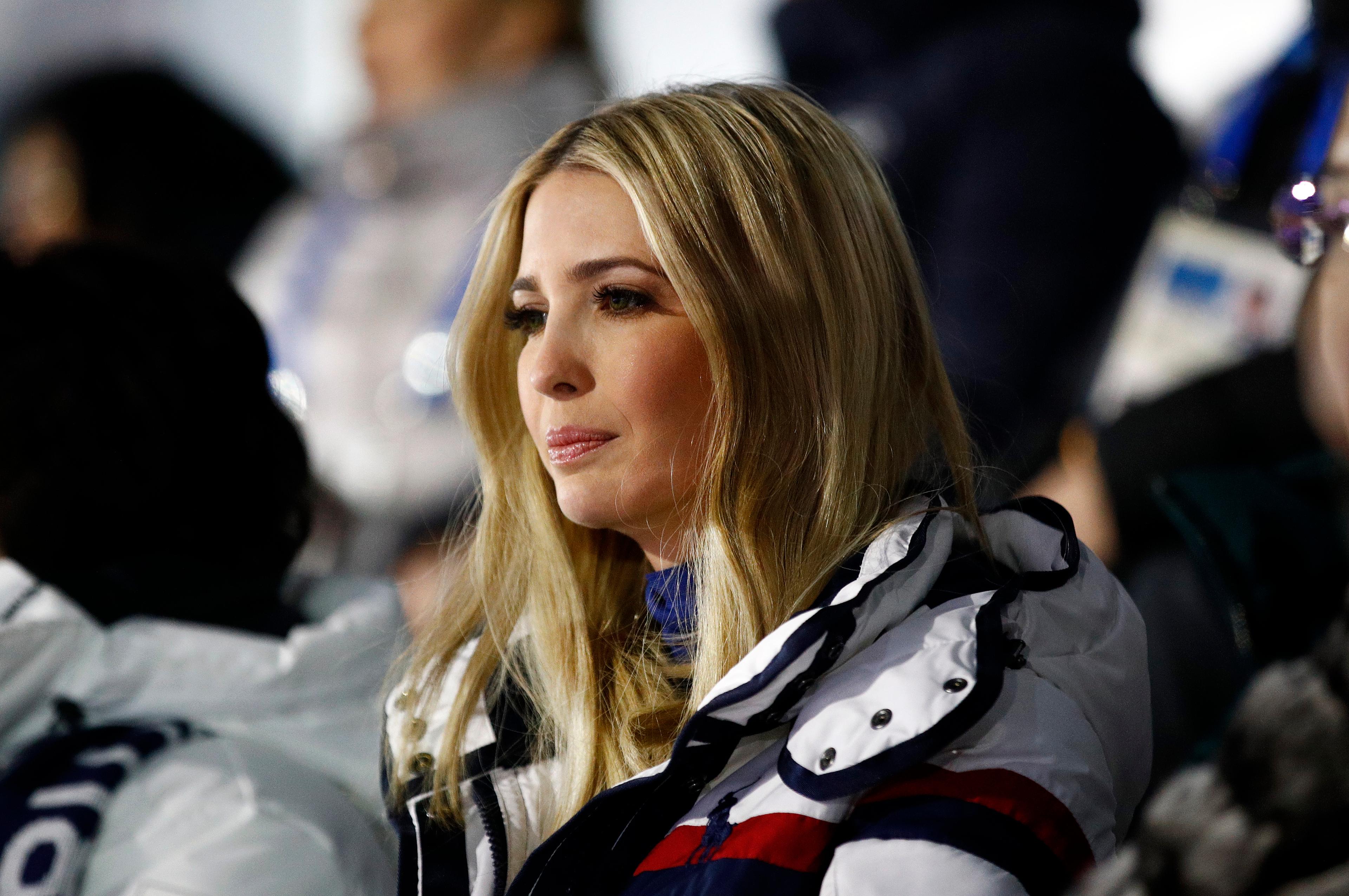 Ivanka Tramp u sportskoj kombinaciji na zatvaranju ZOI-ja u Južnoj Koreji