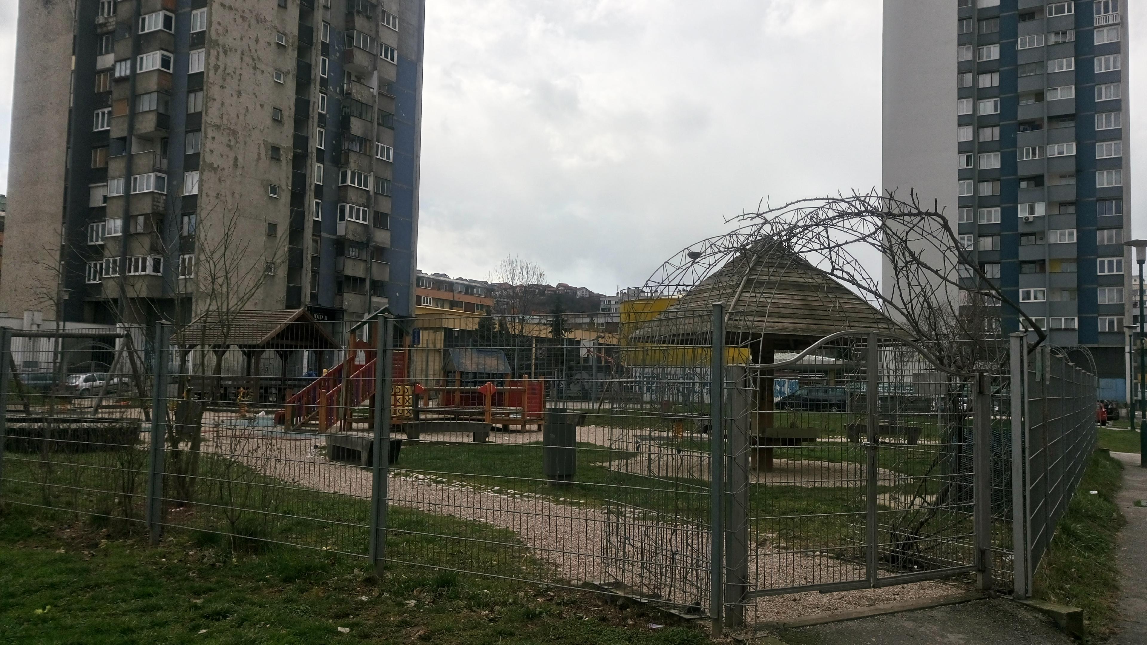 Obnova igrališta na Trgu heroja: ‘Šareni park’ još nije otvoren, nedostaje gumena podloga