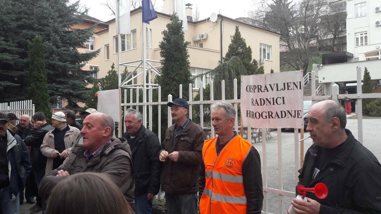 Bivši radnici "Hidrogradnje" okupili se ispred Centrale SDA