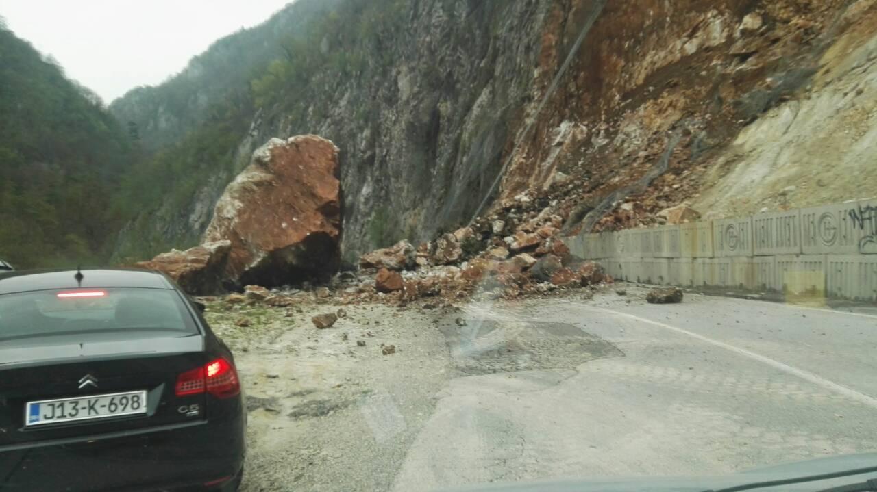 Zbog odrona obustavljen saobraćaj putu M-18 Sarajevo - Foča