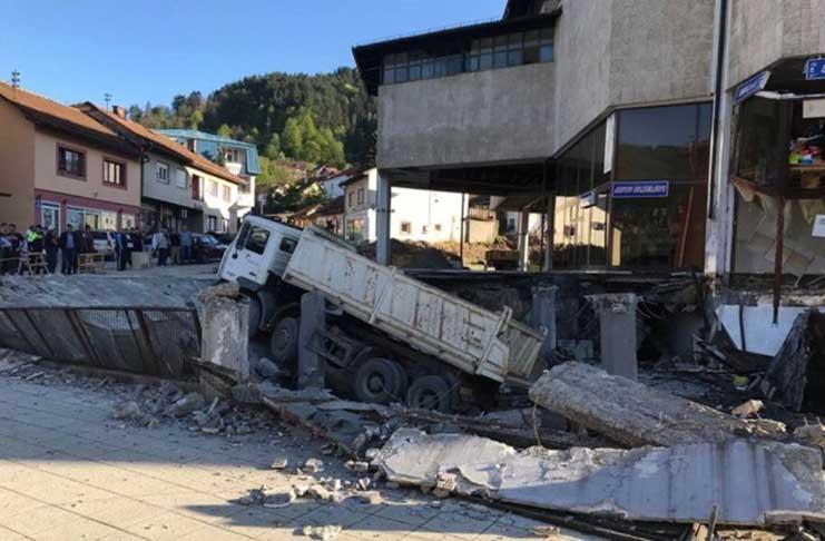 Srušio se plato ispred robne kuće u Foči, ima povrijeđenih