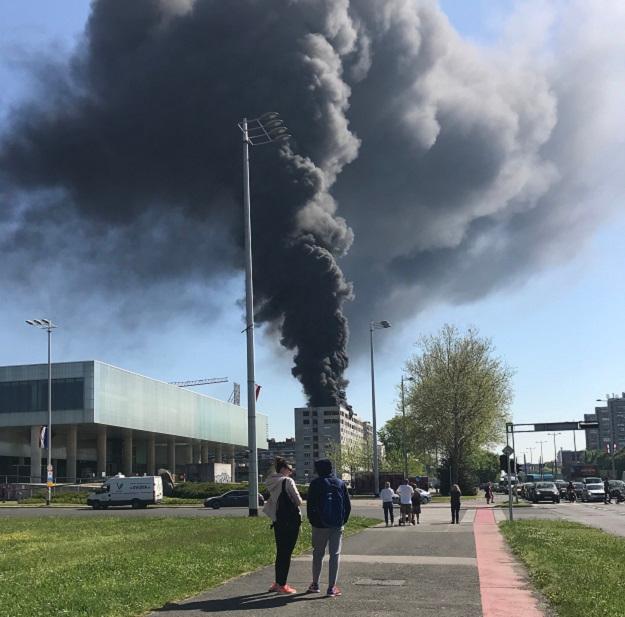 Gorjela zgrada usred Novog Zagreba, pepeo padao po ljudima