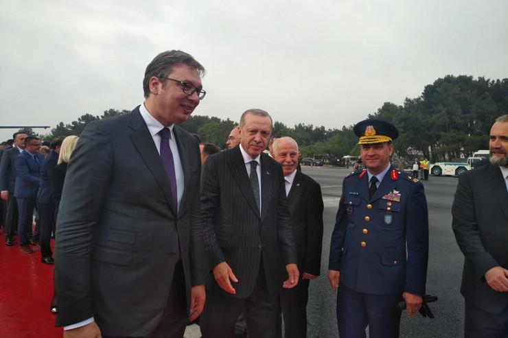 Vučić stigao u Tursku, na aerodromu ga dočekao Erdoan