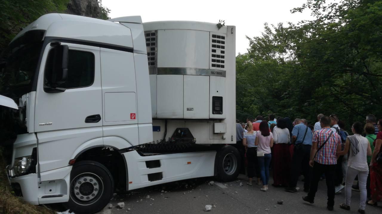 Nekoliko desetina autobusa s vjernicima koji su krenuli na iftar u Konjević-Polje zaustavljeno na putu