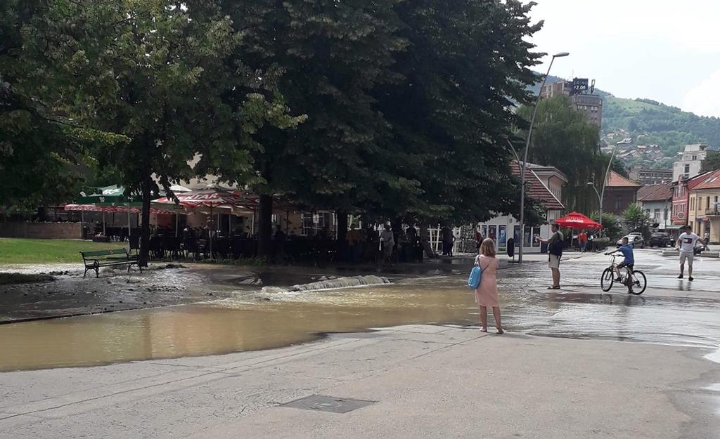 Zenica: Na Trgu Alije Izetbegovića pukla cijev, centar grada pod vodom