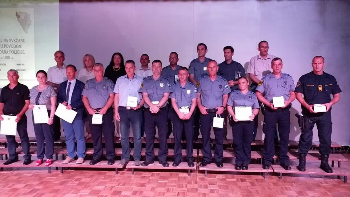 U Ključu održana centralna manifestacija Dan policije USK: Kozlici, Dediću i Piraliću zlatna policijska značka