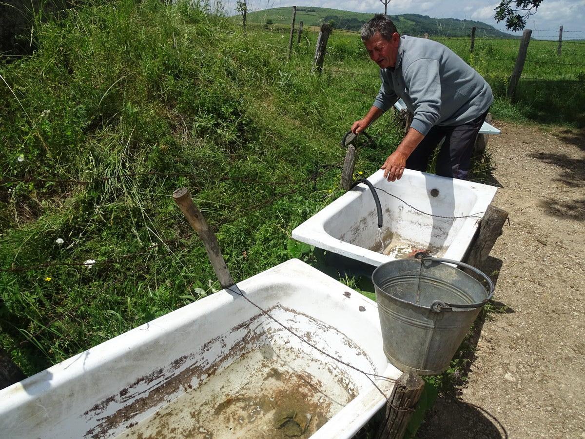 Na Manjači nemaju vode, moraju hvatati i piti kišnicu