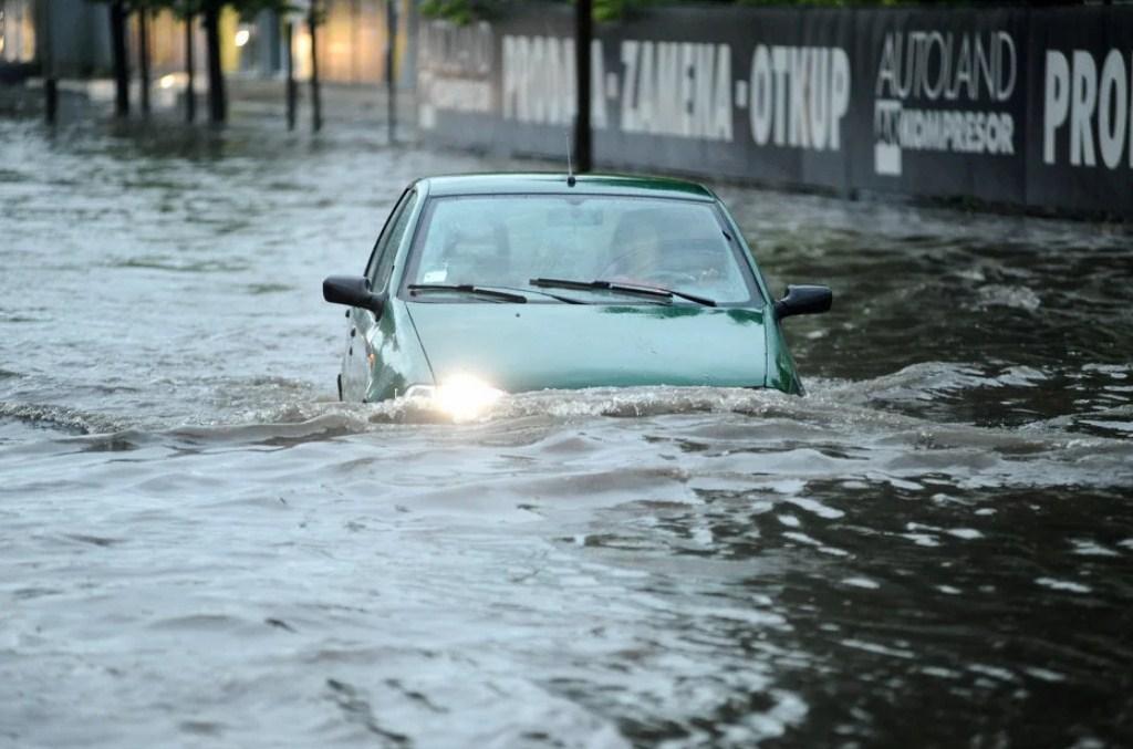 Dorćol kod Beograda: Automobili plivaju ulicama, voda prijeti da uđe u kuće i zgrade