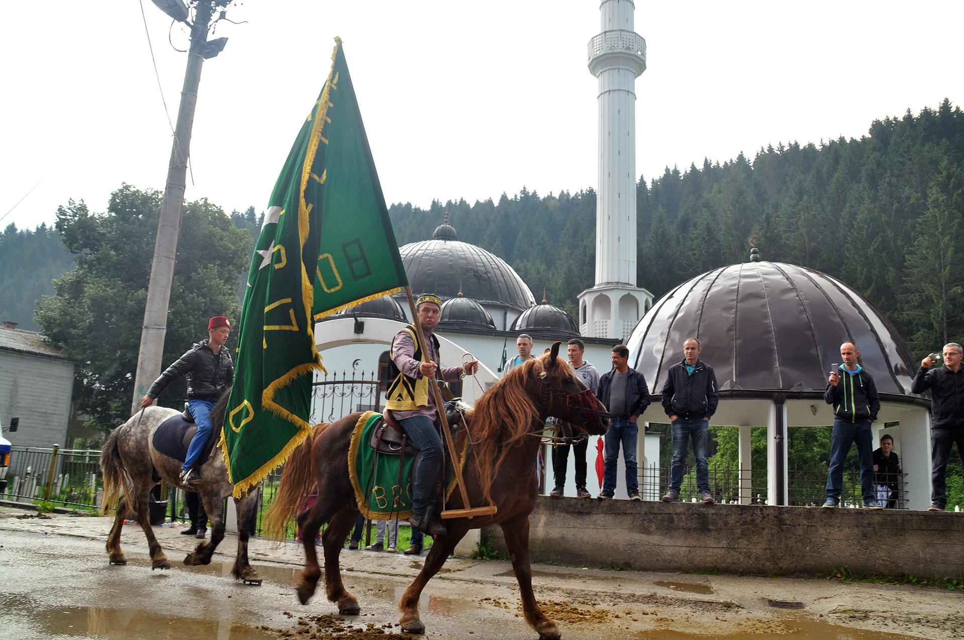 Ispraćeni iz travničkog naselja Karaula: Na Ajvatovicu krenula 102 konjanika