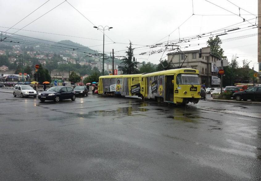 Dramatično: Pogledajte snimak iskakanja tramvaja iz šina u Sarajevu