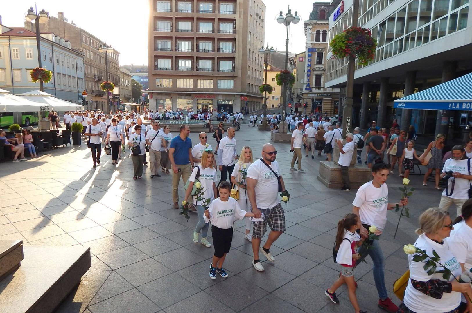 Rijeka: Stotine građana u mimohodu za žrtve genocida u Srebrenici