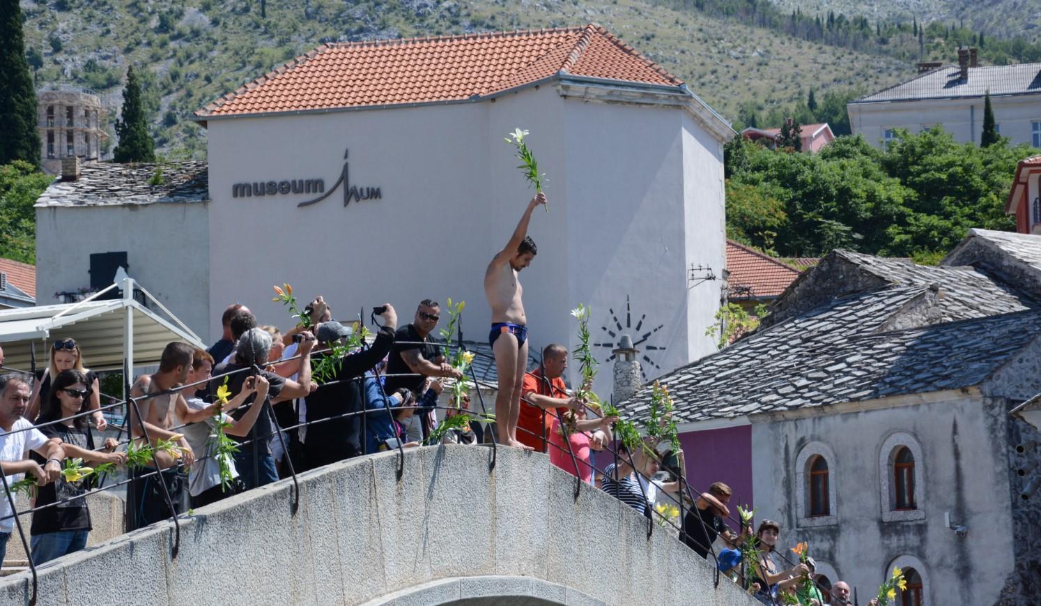 Skokom bez aplauza Mostar odao počast nevinim žrtvama genocida u Srebrenici