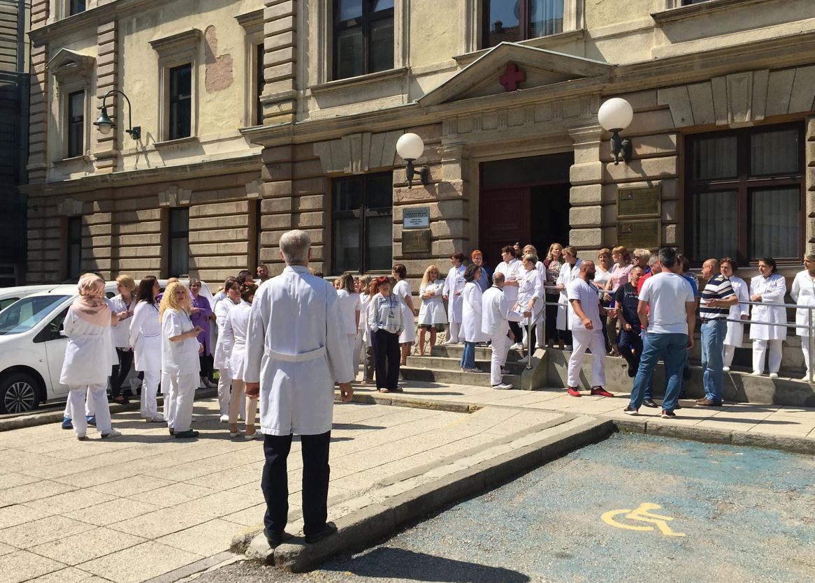 Nezadovoljni koeficijentom plaća: Održan štrajk upozorenja zdravstvenih radnika u Kantonu Sarajevo