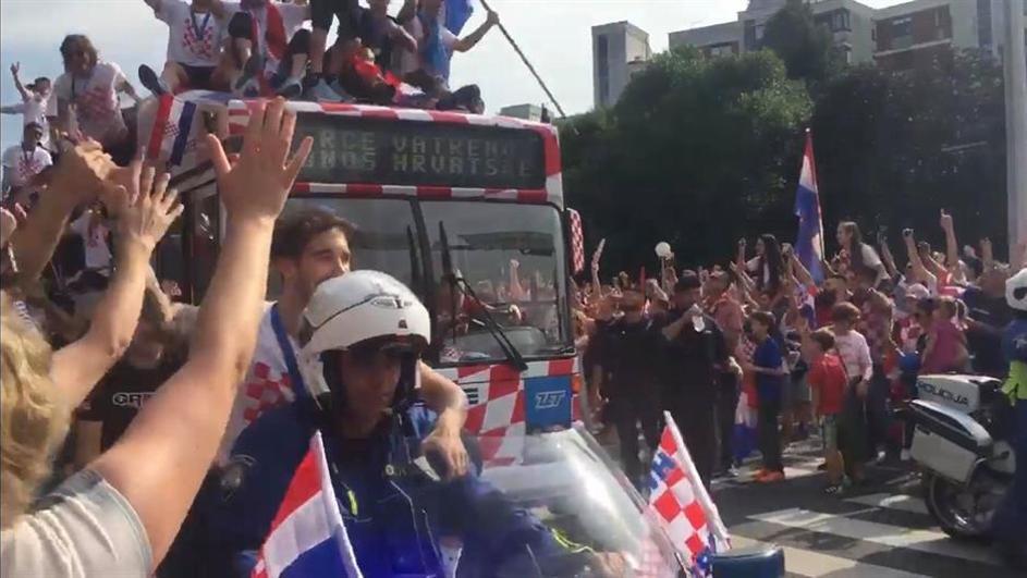 Šime Vrsaljko tokom dočeka u Zagrebu sišao s autobusa pa je sjeo na policijski motor