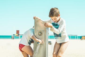 Poslije igre na plaži obavezno pod tuš