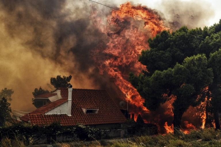 Najmanje 60 osoba je poginulo, a više od 150 povrijeđeno u katastrofalnom požaru u Grčkoj