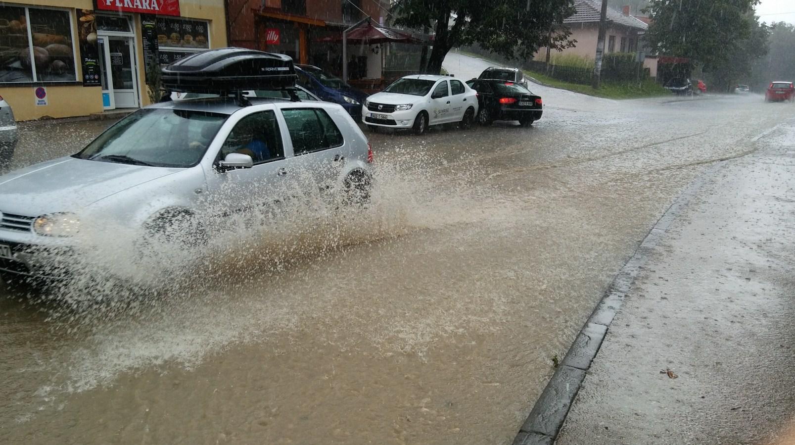 Jako nevrijeme pogodilo Gračanicu i okolinu: Za pola sata ulice bile pod vodom