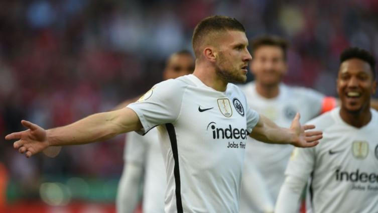 Ante Rebić produžio ugovor s Ajntrahtom do 2022. godine