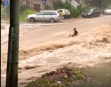 U Beogradu bujica nosila čovjeka niz ulicu: "Ovo u životu nisam doživio"