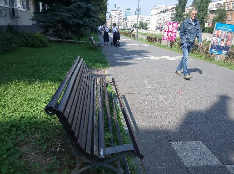 Oštećene klupe na šetnici