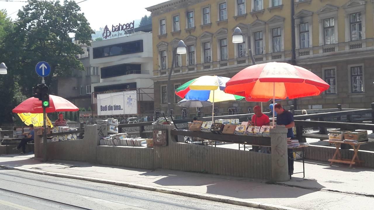 Zbog pristupačnijih cijena roditelji se odlučuju za ulične prodavače - Avaz