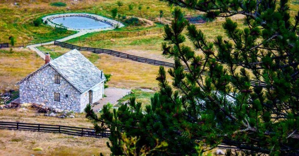 Jedna od planinskih kuća na Rujištu - Avaz