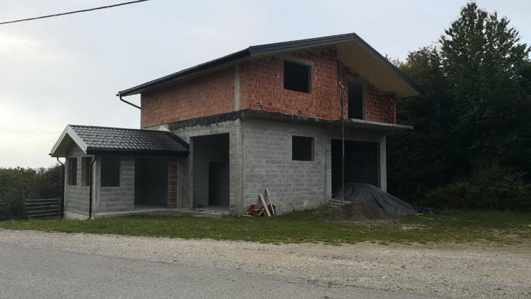 Napuštena kuća u kojoj je ostavljen nesretni mladić - Avaz