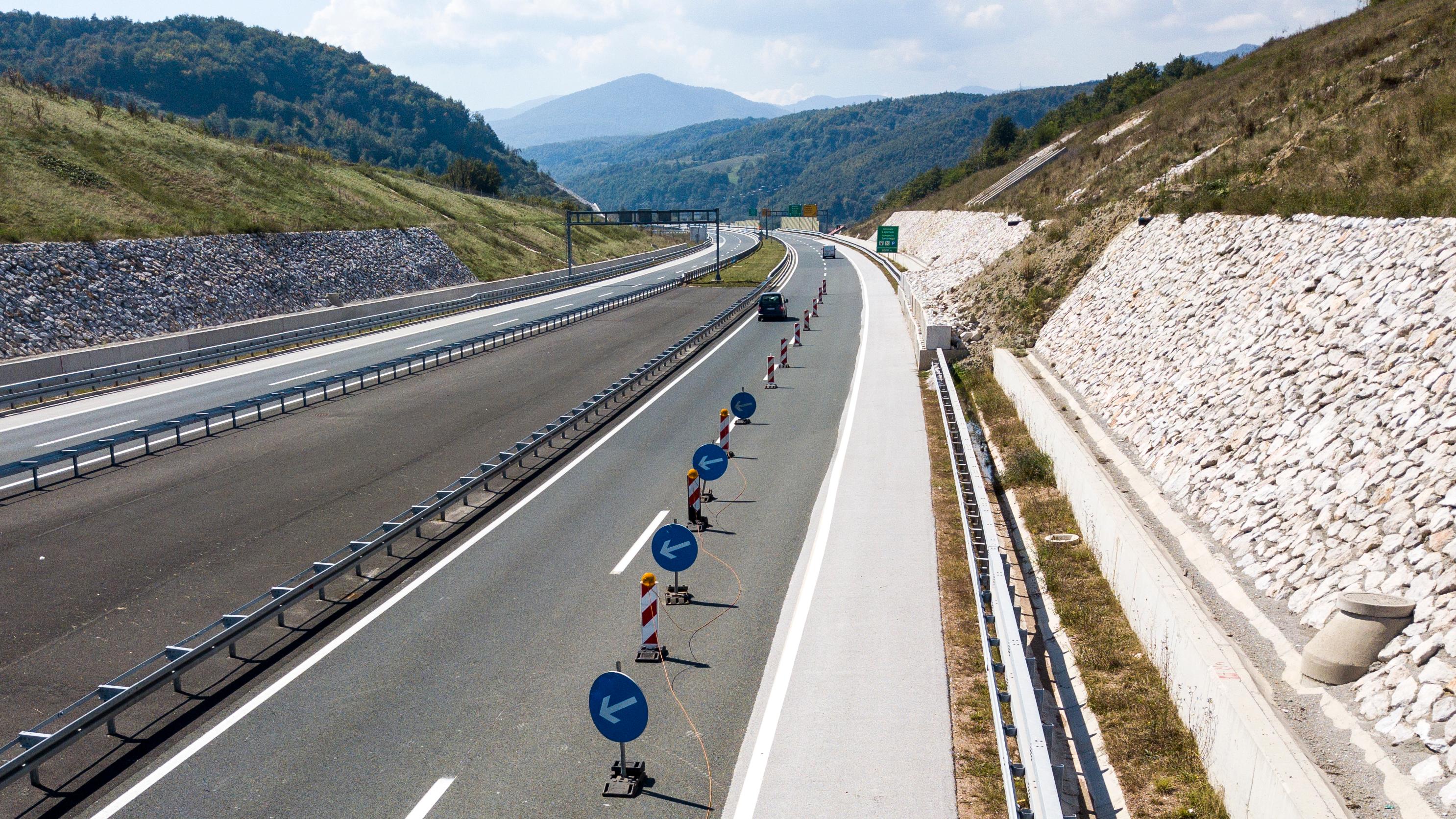 Na desnoj i pomoćnoj traci nalazi se svjetlosna signalizacija koja upozorava na havariju (Foto: A. Durgut) - Avaz