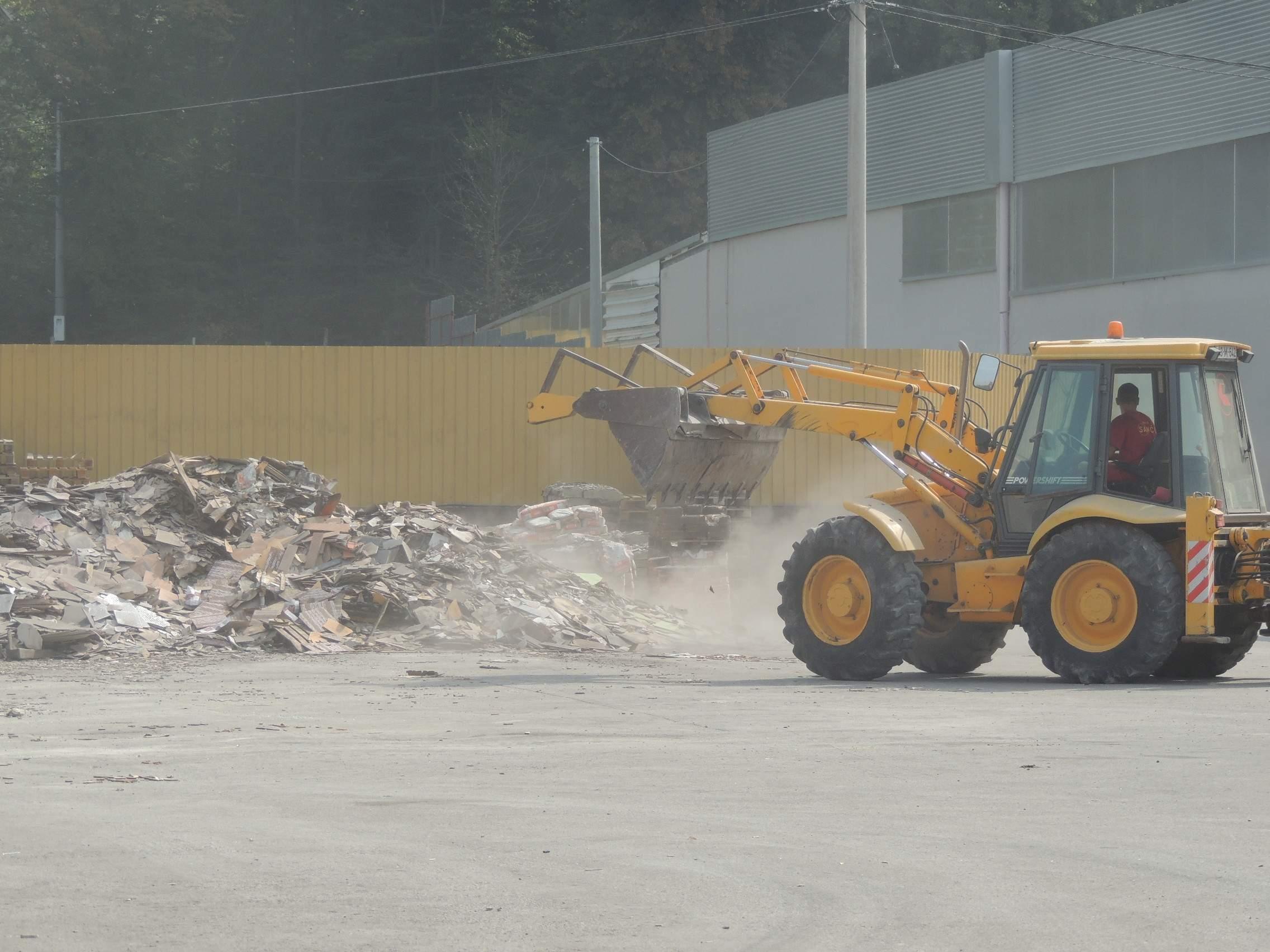 Pretražuje se na stotine tona izgorjelog materijala - Avaz