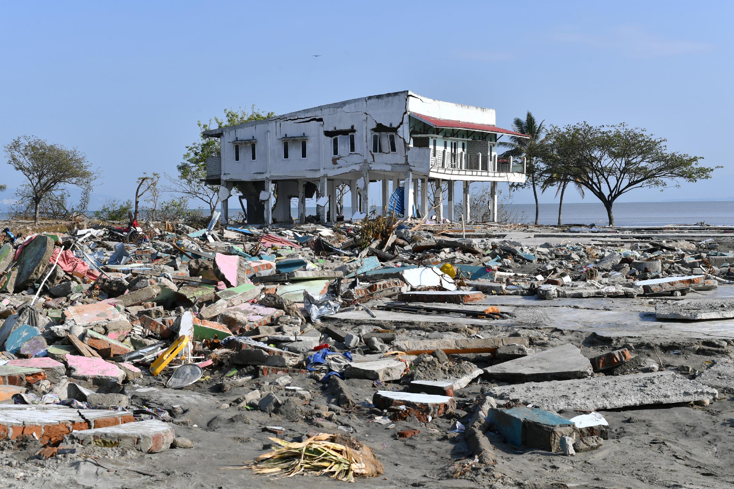 Novi bilans žrtava zemljotresa i cunamija u Indoneziji, eruptirao i vulkan