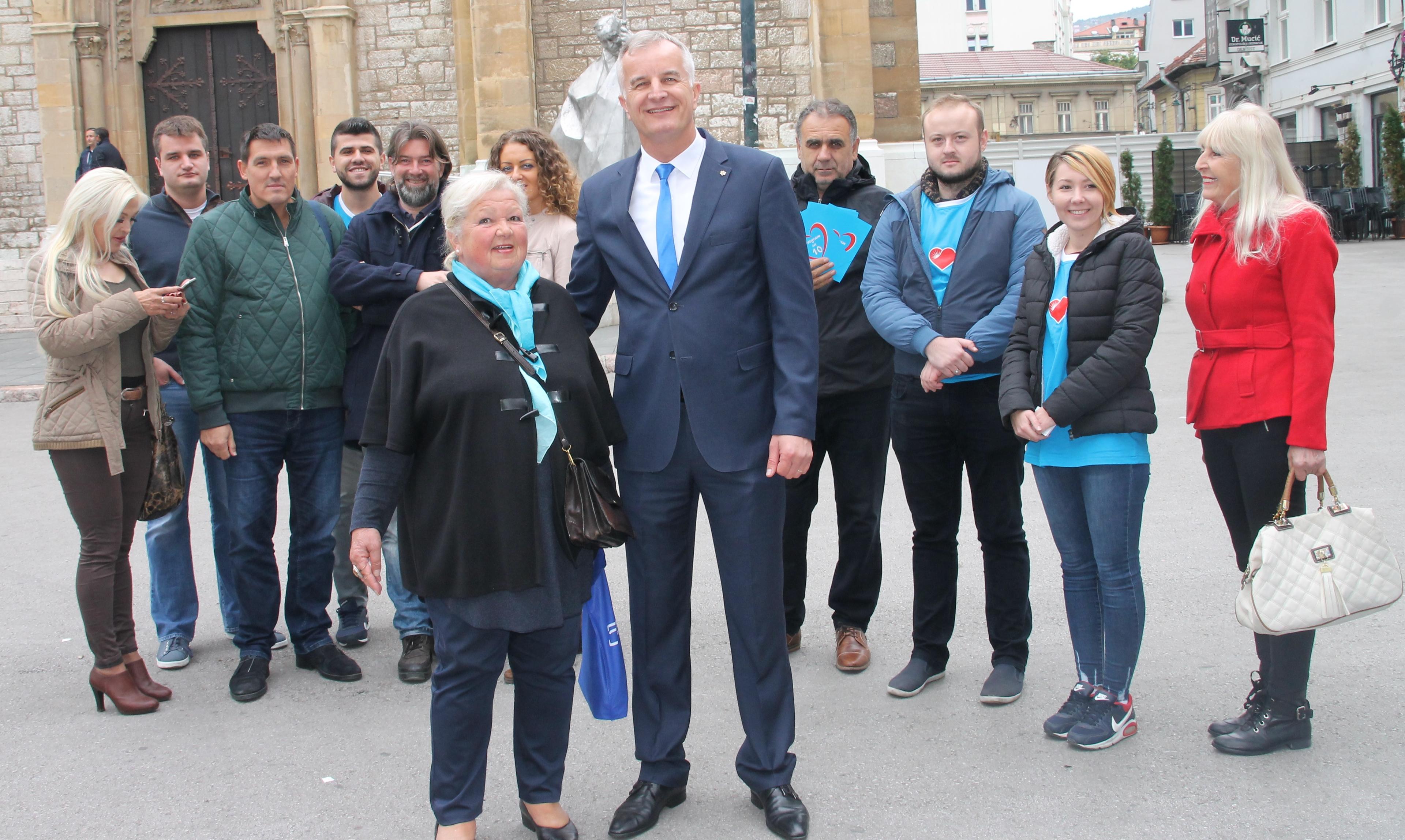 Lijanović se ispred Katedrale družio sa Sarajkama i Sarajlijama