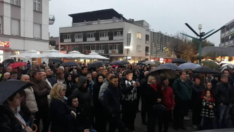 Sa sinoćnjeg protesta - Avaz