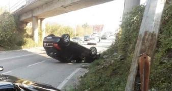 Peugeot završio na krovu, Mercedes udario u banderu: Lakše povrijeđene dvije osobe