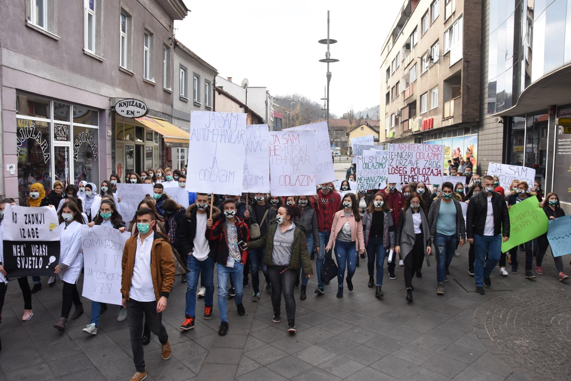 Zenički srednjoškolci defileom obilježili svoj dan