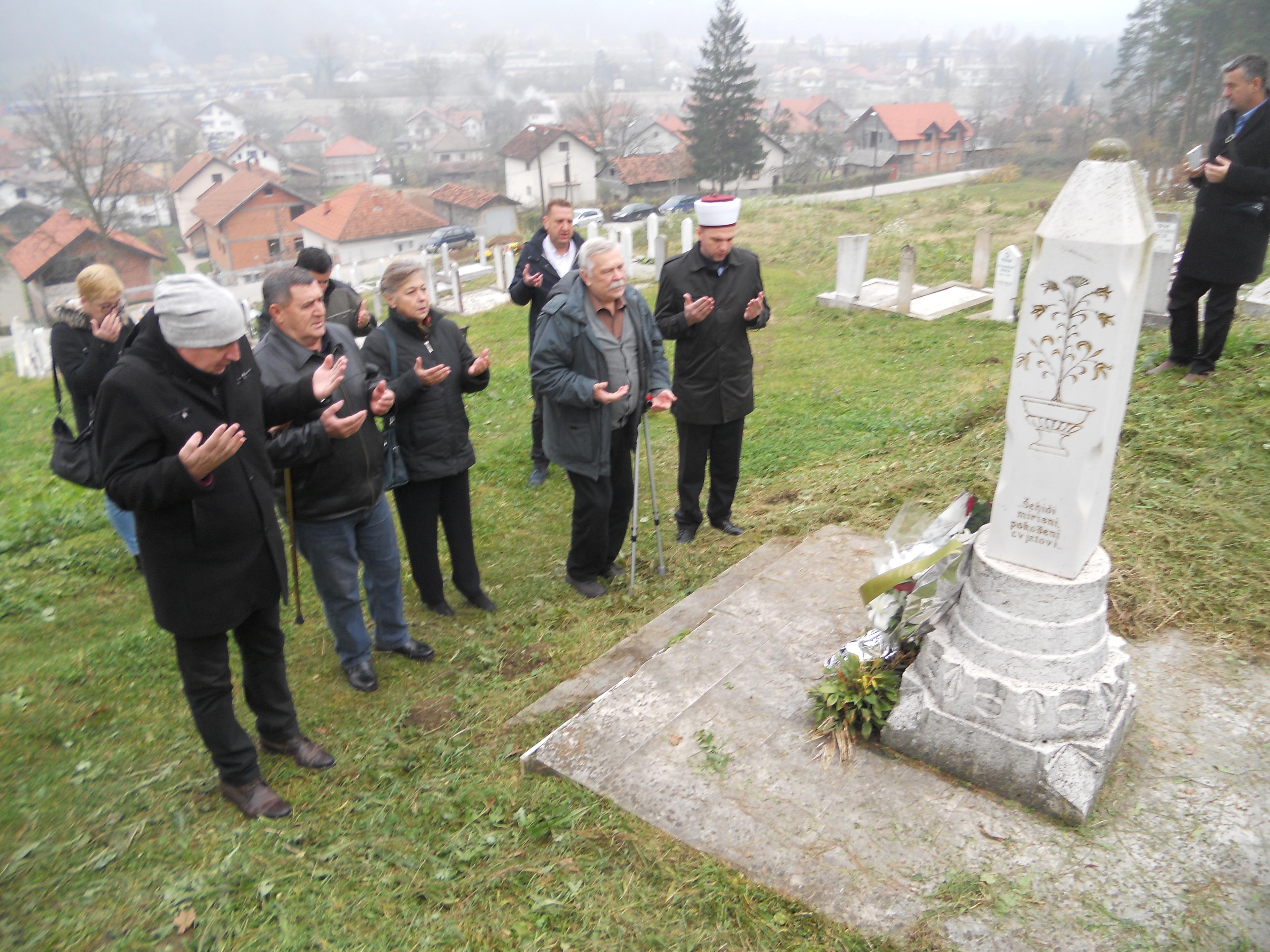 Položeno cvijeće na spomen-obilježje prvom šehidu Rifatu Abidoviću