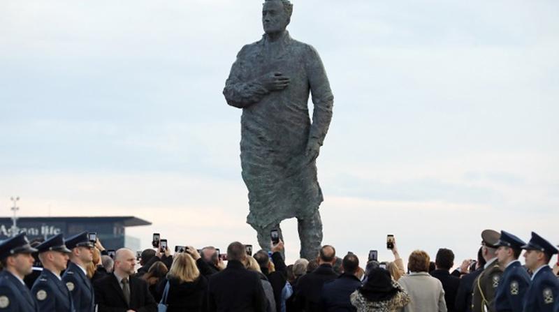 Otkriven četiri metra visok spomenik Franji Tuđmanu